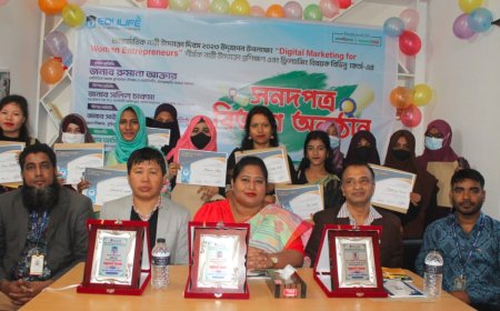 খাগড়াছড়িতে নারী উদ্যোক্তা ও ফ্রিল্যান্সিং প্রশিক্ষণার্থীদের মাঝে সনদ বিতরণ।