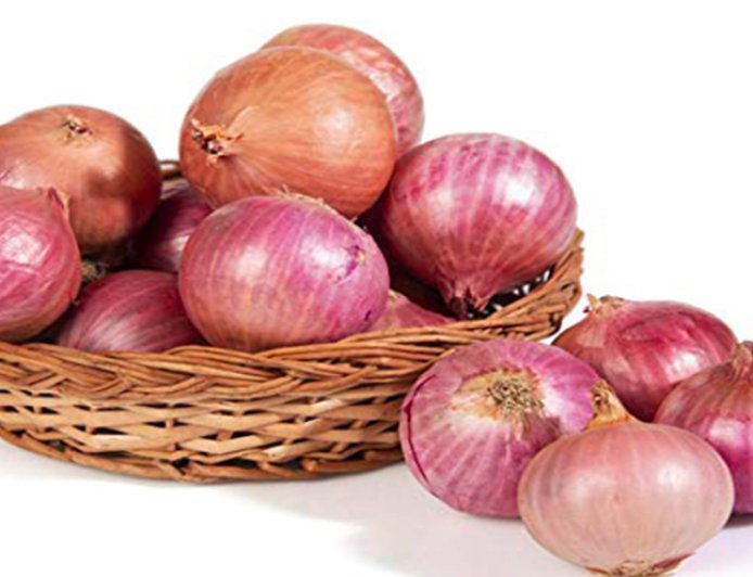 ভারতের  রপ্তানি নিষেধাজ্ঞায়  পেঁয়াজের দাম কেজিতে ২০০ টাকা ছাড়াল